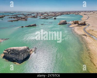 Fondali di Yardang e riflessi nel lago. Ubicazione: Parco geologico acquatico di Wusute Yadan, provincia di Qinghai, Cina, immagine aerea dei droni Foto Stock