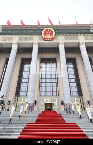 Pechino, Cina. 29 settembre 2024. Questa foto scattata il 29 settembre 2024 mostra la sala grande del popolo a Pechino, capitale della Cina. La Cina terrà una cerimonia di alto profilo domenica mattina per premiare i più alti onori statali in vista del 75° anniversario della fondazione della Repubblica Popolare Cinese. Crediti: Li Xiang/Xinhua/Alamy Live News Foto Stock