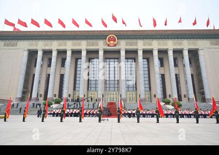 Pechino, Cina. 29 settembre 2024. Questa foto scattata il 29 settembre 2024 mostra la sala grande del popolo a Pechino, capitale della Cina. La Cina terrà una cerimonia di alto profilo domenica mattina per premiare i più alti onori statali in vista del 75° anniversario della fondazione della Repubblica Popolare Cinese. Crediti: Li Xiang/Xinhua/Alamy Live News Foto Stock