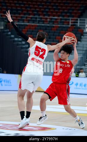 Il giocatore cinese della squadra di Taipei Cathay Life Luo Ping (in rosso) è nel gioco. Chengdu, Cina. 26 settembre 2024. La FIBA Asian Women's Basketball League ha preso il via a Chengdu, provincia del Sichuan. Il team cinese Taipei Cathay Life ha sconfitto il team giapponese Fujitsu Red Wave 76-70 il 26 settembre 2024.Credit: An Yuan/China News Service/Alamy Live News Foto Stock