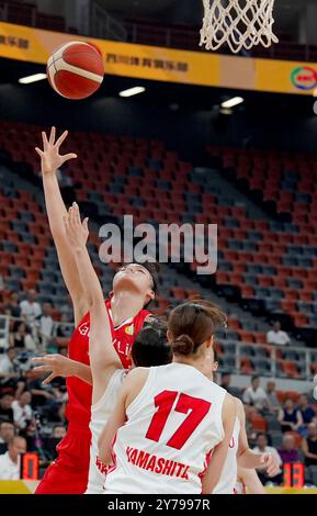 Taipei Cathay Life cinese giocatore di squadra (in rosso) è in gioco. Chengdu, Cina. 26 settembre 2024. La FIBA Asian Women's Basketball League ha preso il via a Chengdu, provincia del Sichuan. Il team cinese Taipei Cathay Life ha sconfitto il team giapponese Fujitsu Red Wave 76-70 il 26 settembre 2024.Credit: An Yuan/China News Service/Alamy Live News Foto Stock