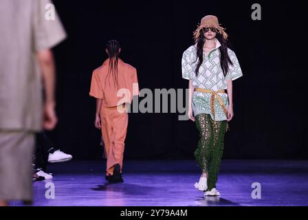 Parigi, Francia. 27 settembre 2024. Models presenta le creazioni delle collezioni Primavera/Estate 2025 Vivienne Tam durante la Paris Fashion Week a Parigi, Francia, 27 settembre 2024. Crediti: Gao Jing/Xinhua/Alamy Live News Foto Stock