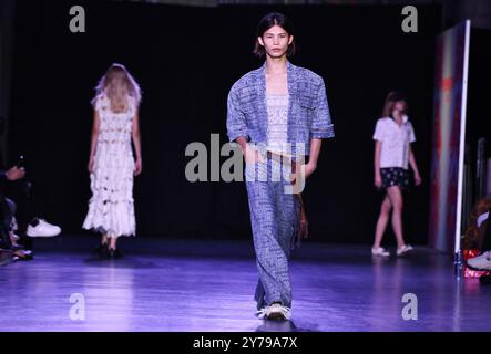 Parigi, Francia. 27 settembre 2024. Models presenta le creazioni delle collezioni Primavera/Estate 2025 Vivienne Tam durante la Paris Fashion Week a Parigi, Francia, 27 settembre 2024. Crediti: Gao Jing/Xinhua/Alamy Live News Foto Stock