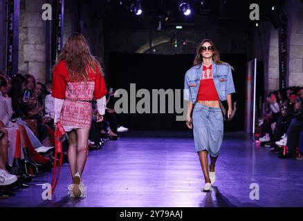 Parigi, Francia. 27 settembre 2024. Models presenta le creazioni delle collezioni Primavera/Estate 2025 Vivienne Tam durante la Paris Fashion Week a Parigi, Francia, 27 settembre 2024. Crediti: Gao Jing/Xinhua/Alamy Live News Foto Stock