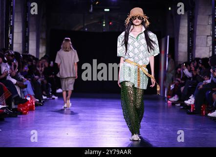 Parigi, Francia. 27 settembre 2024. Models presenta le creazioni delle collezioni Primavera/Estate 2025 Vivienne Tam durante la Paris Fashion Week a Parigi, Francia, 27 settembre 2024. Crediti: Gao Jing/Xinhua/Alamy Live News Foto Stock