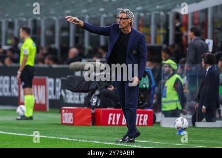 Milano, Italia. 27 settembre 2024. Luca Gotti capo allenatore degli US Lecce gesta durante la partita di calcio di serie A 2024/25 tra AC Milan e US Lecce allo Stadio San Siro. Risultati finali; Milano 3 | 0 Lecce. (Foto di Fabrizio Carabelli/SOPA Images/Sipa USA) credito: SIPA USA/Alamy Live News Foto Stock