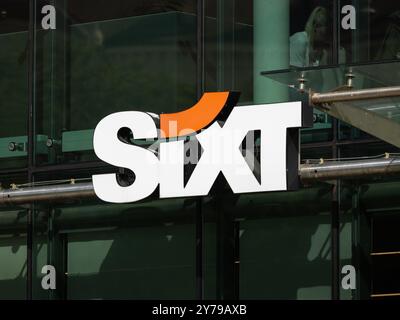 Logo Sixt del servizio di noleggio auto all'esterno di un edificio. Azienda tedesca e di Pullach con un'azienda multinazionale che offre mobilità. Foto Stock