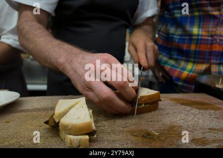 28 settembre 2024, New York City, New York, U. S: Lo chef Dan Barber introduce un panino vegano con pastrami al Katz's Deli. Irwin Goldman, botanico presso l'Università del Wisconsin, con il suo team ha creato un seme per produrre la barbabietola Badger Flame, che non ha più un gusto terroso. La barbabietola ora ha una consistenza più meatissima. Il processo ha richiesto sedici anni per creare il nuovo seme. (Credit Image: © Billy Tompkins/ZUMA Press Wire) SOLO PER USO EDITORIALE! Non per USO commerciale! Foto Stock