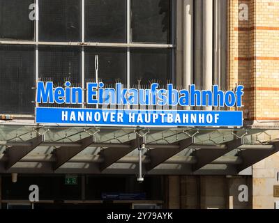 Hannover Hauptbahnhof (stazione centrale di Hannover) cartello sopra l'ingresso dell'edificio. L'icona "Mein Einkaufsbahnhof" significa che ci sono negozi al dettaglio. Foto Stock