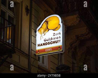 Cartello del pub Zum Goldenen Handschuh (il guanto d'oro) nel quartiere a luci rosse di Amburgo. Logo illuminato con guanto da boxe. Foto Stock