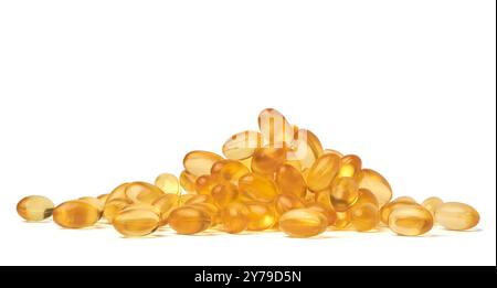 pila di capsule o pillole di olio di pesce sfondo bianco isolato, integratori alimentari ricchi di acidi grassi omega 3 sparsi Foto Stock