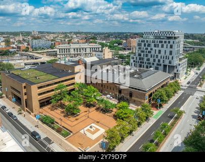 Vista aerea del campus dell'Università di Baltimora nel centro di Baltimora con edifici di diritto e di Ficologia Foto Stock