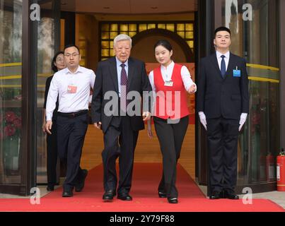 Pechino, Cina. 29 settembre 2024. Zhao Zhongxian, un destinatario del titolo di scienziato del popolo, sta per dirigersi verso la sala grande del popolo a Pechino, capitale della Cina, il 29 settembre 2024. La Cina ha tenuto una cerimonia di alto profilo domenica mattina per assegnare i più alti onori di stato in vista del 75 ° anniversario della fondazione della Repubblica Popolare Cinese. Crediti: Li He/Xinhua/Alamy Live News Foto Stock