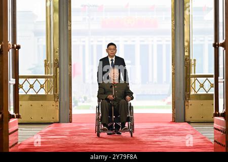 Pechino, Cina. 29 settembre 2024. Huang Zongde, vincitore della medaglia della Repubblica, arriva alla sala grande del popolo a Pechino, capitale della Cina, il 29 settembre 2024. La Cina ha tenuto una cerimonia di alto profilo domenica mattina per assegnare i più alti onori di stato in vista del 75 ° anniversario della fondazione della Repubblica Popolare Cinese. Crediti: Yin Bogu/Xinhua/Alamy Live News Foto Stock