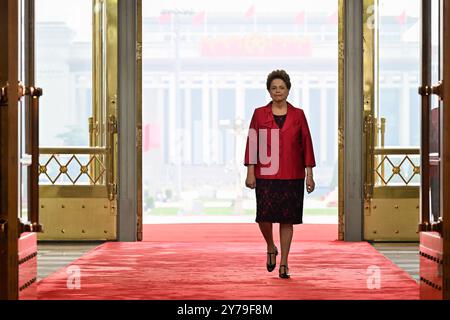 Pechino, Cina. 29 settembre 2024. Dilma Rousseff, una vincitrice della Medaglia dell'amicizia, arriva alla sala grande del popolo a Pechino, capitale della Cina, il 29 settembre 2024. La Cina ha tenuto una cerimonia di alto profilo domenica mattina per assegnare i più alti onori di stato in vista del 75 ° anniversario della fondazione della Repubblica Popolare Cinese. Crediti: Yin Bogu/Xinhua/Alamy Live News Foto Stock