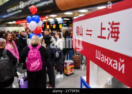 Kazan, Russia. 28 settembre 2024. I passeggeri effettuano il check-in per un volo diretto da Kazan a Shanghai in Cina presso l'aeroporto di Kazan a Kazan, Russia, 28 settembre 2024. Il centro finanziario cinese Shanghai ha lanciato la sua prima rotta aerea diretta verso Kazan, in Russia, ampliando le opzioni di viaggio per la prossima festa nazionale. Operato da China Eastern Airlines, il volo MU5065 è partito dall'aeroporto internazionale di Shanghai Pudong sabato pomeriggio, trasportando 240 passeggeri. I voli di andata e ritorno sono programmati tre volte alla settimana. Crediti: Cao Yang/Xinhua/Alamy Live News Foto Stock