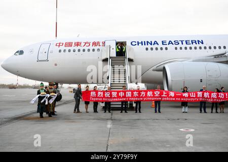 Kazan, Russia. 28 settembre 2024. Il primo volo diretto da Shanghai cinese a Kazan operato da China Eastern Airlines arriva all'aeroporto di Kazan, in Russia, il 28 settembre 2024. Il centro finanziario cinese Shanghai ha lanciato la sua prima rotta aerea diretta verso Kazan, in Russia, ampliando le opzioni di viaggio per la prossima festa nazionale. Operato da China Eastern Airlines, il volo MU5065 è partito dall'aeroporto internazionale di Shanghai Pudong sabato pomeriggio, trasportando 240 passeggeri. I voli di andata e ritorno sono programmati tre volte alla settimana. Crediti: Cao Yang/Xinhua/Alamy Live News Foto Stock