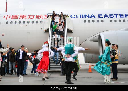 Kazan, Russia. 28 settembre 2024. I passeggeri a bordo del primo volo diretto dalla Cina Shanghai a Kazan operato da China Eastern Airlines, arrivano all'aeroporto di Kazan a Kazan, Russia, il 28 settembre 2024. Il centro finanziario cinese Shanghai ha lanciato la sua prima rotta aerea diretta verso Kazan, in Russia, ampliando le opzioni di viaggio per la prossima festa nazionale. Operato da China Eastern Airlines, il volo MU5065 è partito dall'aeroporto internazionale di Shanghai Pudong sabato pomeriggio, trasportando 240 passeggeri. I voli di andata e ritorno sono programmati tre volte alla settimana. Crediti: Cao Yang/Xinhua/Alamy Live News Foto Stock