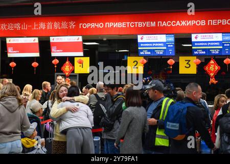 Kazan, Russia. 28 settembre 2024. I passeggeri effettuano il check-in per un volo diretto da Kazan a Shanghai in Cina presso l'aeroporto di Kazan a Kazan, Russia, 28 settembre 2024. Il centro finanziario cinese Shanghai ha lanciato la sua prima rotta aerea diretta verso Kazan, in Russia, ampliando le opzioni di viaggio per la prossima festa nazionale. Operato da China Eastern Airlines, il volo MU5065 è partito dall'aeroporto internazionale di Shanghai Pudong sabato pomeriggio, trasportando 240 passeggeri. I voli di andata e ritorno sono programmati tre volte alla settimana. Crediti: Cao Yang/Xinhua/Alamy Live News Foto Stock