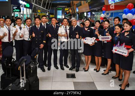 Kazan, Russia. 28 settembre 2024. I membri del personale di China Eastern Airlines posano per una foto di gruppo all'aeroporto di Kazan', in Russia, 28 settembre 2024. Il centro finanziario cinese Shanghai ha lanciato la sua prima rotta aerea diretta verso Kazan, in Russia, ampliando le opzioni di viaggio per la prossima festa nazionale. Operato da China Eastern Airlines, il volo MU5065 è partito dall'aeroporto internazionale di Shanghai Pudong sabato pomeriggio, trasportando 240 passeggeri. I voli di andata e ritorno sono programmati tre volte alla settimana. Crediti: Cao Yang/Xinhua/Alamy Live News Foto Stock