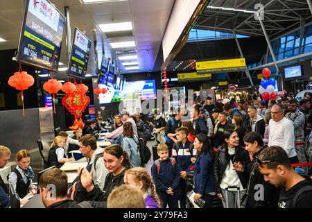 Kazan, Russia. 28 settembre 2024. I passeggeri effettuano il check-in per un volo diretto da Kazan a Shanghai in Cina presso l'aeroporto di Kazan a Kazan, Russia, 28 settembre 2024. Il centro finanziario cinese Shanghai ha lanciato la sua prima rotta aerea diretta verso Kazan, in Russia, ampliando le opzioni di viaggio per la prossima festa nazionale. Operato da China Eastern Airlines, il volo MU5065 è partito dall'aeroporto internazionale di Shanghai Pudong sabato pomeriggio, trasportando 240 passeggeri. I voli di andata e ritorno sono programmati tre volte alla settimana. Crediti: Cao Yang/Xinhua/Alamy Live News Foto Stock