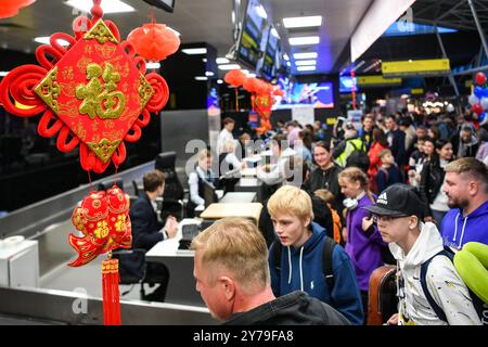 Kazan, Russia. 28 settembre 2024. I passeggeri effettuano il check-in per un volo diretto da Kazan a Shanghai in Cina presso l'aeroporto di Kazan a Kazan, Russia, 28 settembre 2024. Il centro finanziario cinese Shanghai ha lanciato la sua prima rotta aerea diretta verso Kazan, in Russia, ampliando le opzioni di viaggio per la prossima festa nazionale. Operato da China Eastern Airlines, il volo MU5065 è partito dall'aeroporto internazionale di Shanghai Pudong sabato pomeriggio, trasportando 240 passeggeri. I voli di andata e ritorno sono programmati tre volte alla settimana. Crediti: Cao Yang/Xinhua/Alamy Live News Foto Stock