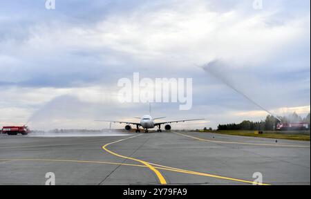 Kazan, Russia. 28 settembre 2024. Il primo volo diretto da Shanghai cinese a Kazan passa davanti a un cancello d'acqua di benvenuto all'atterraggio all'aeroporto di Kazan a Kazan, Russia, 28 settembre 2024. Il centro finanziario cinese Shanghai ha lanciato la sua prima rotta aerea diretta verso Kazan, in Russia, ampliando le opzioni di viaggio per la prossima festa nazionale. Operato da China Eastern Airlines, il volo MU5065 è partito dall'aeroporto internazionale di Shanghai Pudong sabato pomeriggio, trasportando 240 passeggeri. I voli di andata e ritorno sono programmati tre volte alla settimana. Crediti: Cao Yang/Xinhua/Alamy Live News Foto Stock