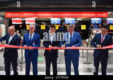 Kazan, Russia. 28 settembre 2024. Si tiene una cerimonia per celebrare il primo volo diretto dalla Cina Shanghai a Kazan all'aeroporto di Kazan' a Kazan', Russia, il 28 settembre 2024. Il centro finanziario cinese Shanghai ha lanciato la sua prima rotta aerea diretta verso Kazan, in Russia, ampliando le opzioni di viaggio per la prossima festa nazionale. Operato da China Eastern Airlines, il volo MU5065 è partito dall'aeroporto internazionale di Shanghai Pudong sabato pomeriggio, trasportando 240 passeggeri. I voli di andata e ritorno sono programmati tre volte alla settimana. Crediti: Cao Yang/Xinhua/Alamy Live News Foto Stock