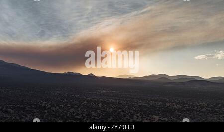 Un incendio brucia dietro le San Francisco Peaks fuori Flagstaff, Arizona Foto Stock