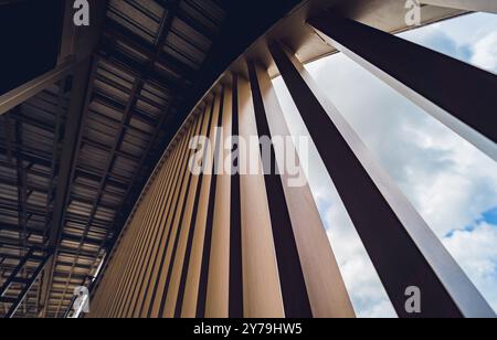 Una struttura caratterizzata da spranghe in legno sul cantiere che contribuiscono al suo stile architettonico Foto Stock