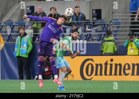 Seattle, Stati Uniti. 28 settembre 2024. Il difensore della Houston Dynamo Franco Escobar (2) dirige il pallone contro il centrocampista dei Seattle Sounders FC Alex Roldan (16) durante un match MLS al Lumen Field di Seattle, Washington, il 28 settembre 2024. (Credito fotografico Nate Koppelman/Sipa USA) credito: SIPA USA/Alamy Live News Foto Stock