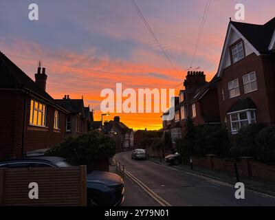 Croft Road, Godalming. 29 settembre 2024. Un ottimo inizio di giornata per le Home Counties. Alba su Godalming nel Surrey. Crediti: james jagger/Alamy Live News Foto Stock