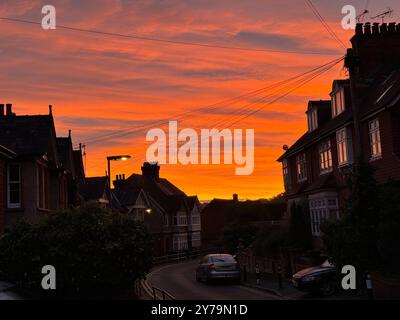 Croft Road, Godalming. 29 settembre 2024. Un ottimo inizio di giornata per le Home Counties. Alba su Godalming nel Surrey. Crediti: james jagger/Alamy Live News Foto Stock