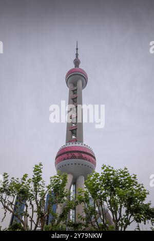 Shanghai, Cina - 30 dicembre 2022: L'Oriental Pearl Tower, la struttura più alta della Cina, che domina lo skyline di Shanghai, vista dal Bund Foto Stock