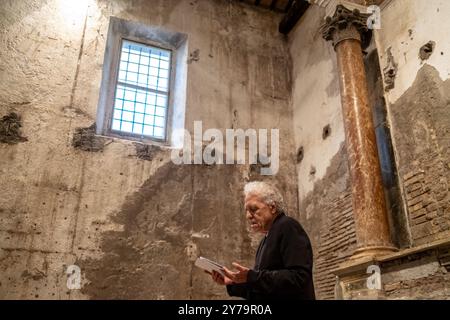 Roma, Italia. 28 settembre 2024. Il regista Abel Ferrara partecipa alla lettura di poesie ''Divine Echoes'' presso Sant'Andrea De Scaphis a Roma, Italia, il 28 settembre 2024. (Foto di Luca Carlino/NurPhoto) credito: NurPhoto SRL/Alamy Live News Foto Stock