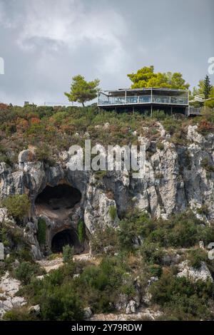 Taverna Damianos nel villaggio di Agalas sull'isola greca di Zante o Zante, taverna sulla cima della scogliera sull'isola di Zante in Grecia Foto Stock