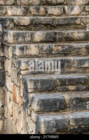 scalinata astratta in pietra, rampa di scale in pietra in composizione astratta, scalinata in pietra su vecchio edificio storico Foto Stock