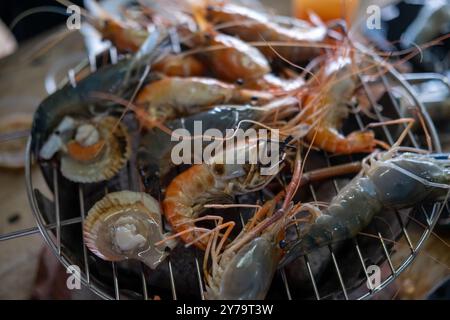 Gamberi crudi e capesante sulla griglia Foto Stock