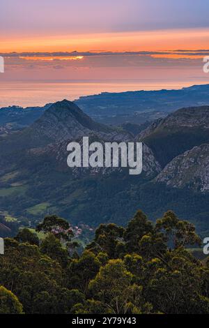 Alba vista dal Mirador del Fitu. E' uno di quei pochi posti che offrono una spettacolare vista a 360 gradi. A portata di mano si trova la natura di Sueve Foto Stock