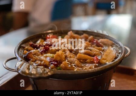 Piatto caldo di pollo, con verdure in zuppa. servita nel ristorante Foto Stock