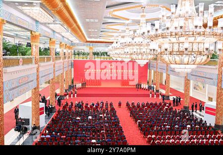 Pechino, Cina. 29 settembre 2024. Questa foto scattata il 29 settembre 2024 mostra la sede della cerimonia di presentazione nella sala grande del popolo a Pechino, capitale della Cina. La Cina ha tenuto una cerimonia di alto profilo domenica mattina per assegnare i più alti onori di stato in vista del 75 ° anniversario della fondazione della Repubblica Popolare Cinese. Crediti: Yue Yuewei/Xinhua/Alamy Live News Foto Stock