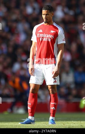 Londra, Regno Unito. 29 settembre 2024. Il difensore dell'Arsenal William Saliba (2) durante la partita tra Arsenal FC e Leicester City FC English Premier League all'Emirates Stadium di Londra, Inghilterra, Regno Unito il 28 settembre 2024 Credit: Every Second Media/Alamy Live News Foto Stock