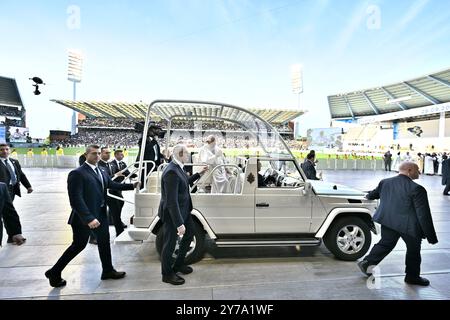 Bruxelles, Belgio. 29 settembre 2024. Papa Francesco arriva per una Santa messa allo Stadio Re Baudouin di Bruxelles domenica 29 settembre 2024. Il capo della Chiesa cattolica Papa Francesco, nato Jorge Mario Bergoglio, è in visita in Belgio dal 26 al 29 settembre, per celebrare il 600° anniversario delle università KU Leuven e UCLouvain. BELGA PHOTO ERIC LALMAND credito: Belga News Agency/Alamy Live News Foto Stock