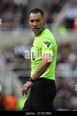 Newcastle upon Tyne, Regno Unito. 28 settembre 2024. L'arbitro Jarred Gillett durante la partita di Premier League tra Newcastle United e Manchester City al St. James' Park, Newcastle upon Tyne. Il credito per immagini dovrebbe essere: Nigel Roddis/Sportimage Credit: Sportimage Ltd/Alamy Live News Foto Stock