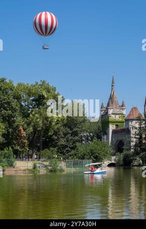Mongolfiera e castello Vajdahunyad nel parco di Budapest, Ungheria Foto Stock