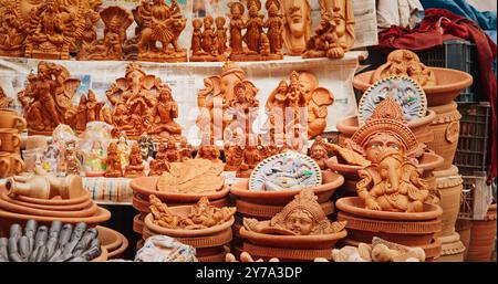 Statue della testa di Buddha e Ganesha sul mercato. Souvenir popolari dall'India. Vendita di pentole, vasi e altra ceramica orientale, argilla tradizionale fatta a mano Foto Stock