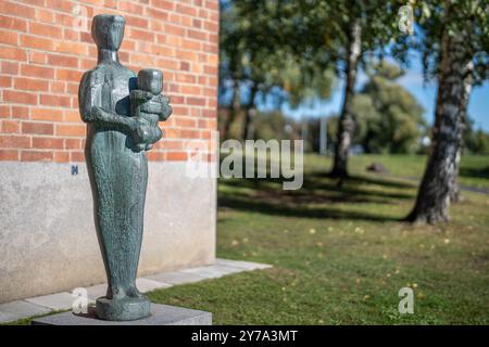 Madre e bambino dal 1956 di Liss Eriksson scultura in bronzo nel parco di sculture del museo d'arte Norrköping a Norrköping, Svezia Foto Stock