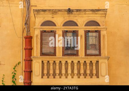 Tradizionale edificio maltese con balcone giallo nella storica città vecchia di la Valletta, Malta Foto Stock