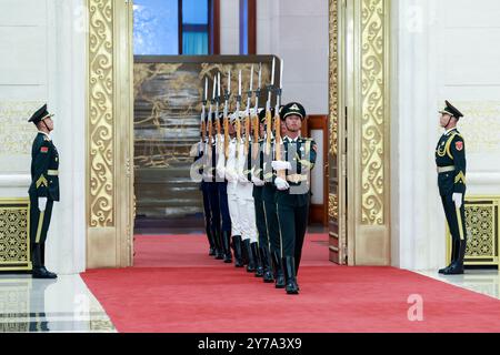 Pechino, Cina. 29 settembre 2024. Guardia d'onore entra nel luogo della cerimonia di presentazione presso la sala grande del popolo a Pechino, capitale della Cina, 29 settembre 2024. La Cina ha tenuto una cerimonia di alto profilo domenica mattina per assegnare i più alti onori di stato in vista del 75 ° anniversario della fondazione della Repubblica Popolare Cinese. Crediti: Wang Ye/Xinhua/Alamy Live News Foto Stock