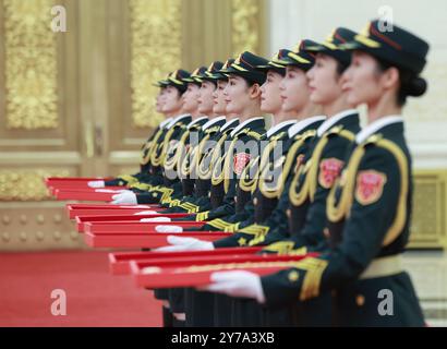 Pechino, Cina. 29 settembre 2024. Le guardie d'onore sono ritratte nel luogo della cerimonia di presentazione presso la sala grande del popolo a Pechino, capitale della Cina, 29 settembre 2024. La Cina ha tenuto una cerimonia di alto profilo domenica mattina per assegnare i più alti onori di stato in vista del 75 ° anniversario della fondazione della Repubblica Popolare Cinese. Crediti: Wang Ye/Xinhua/Alamy Live News Foto Stock